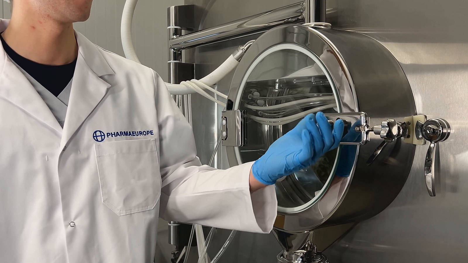 Operator at a coating pan in the production area of the plant in Mārupe, Latvia